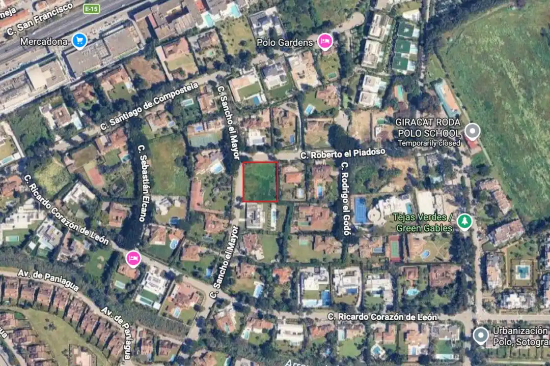 Map of Kings & Queens with the plot marked in red on Calle Roberto el Piadoso