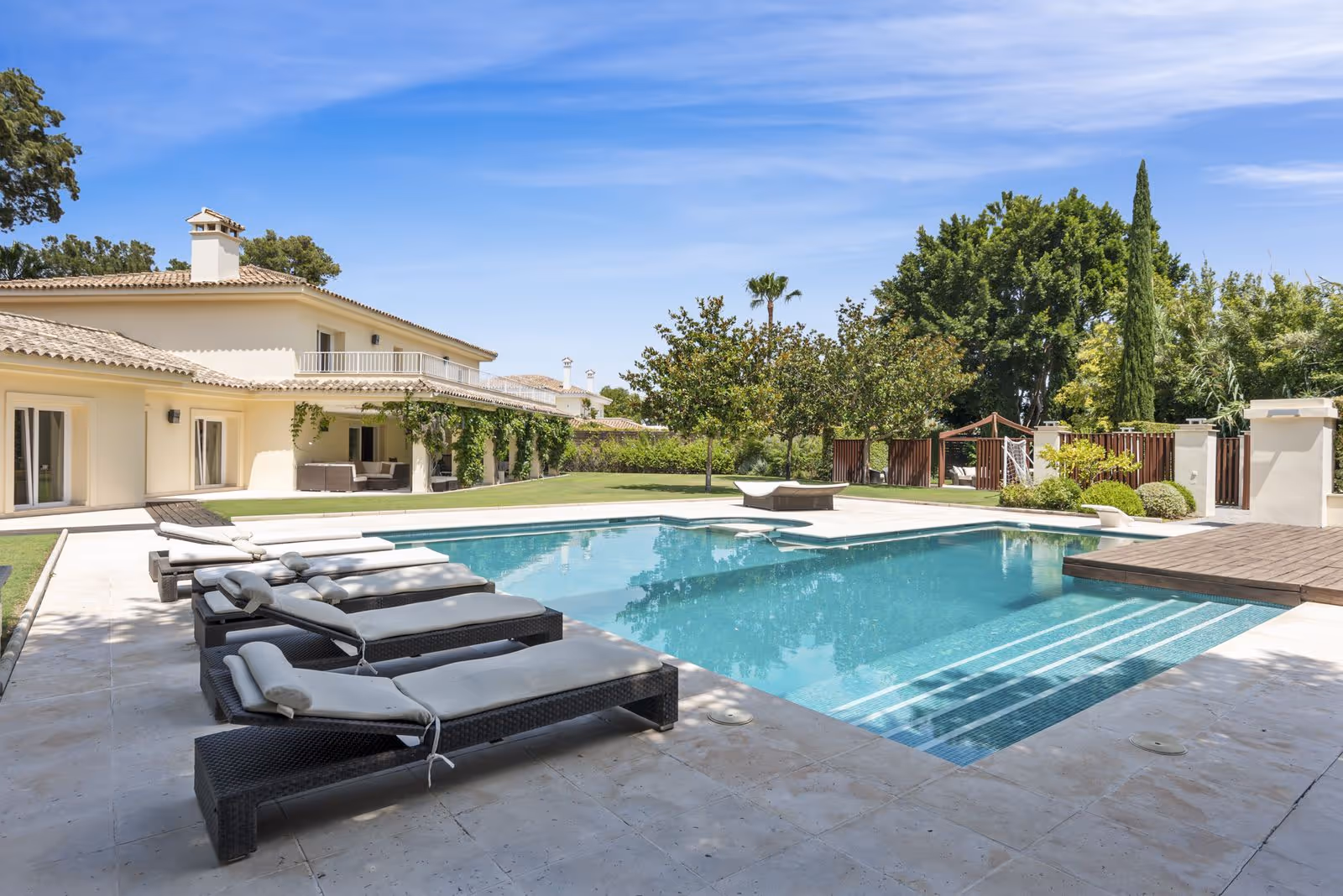 Exterior de villa andaluza moderna con piscina y terraza en Kings and Queens
