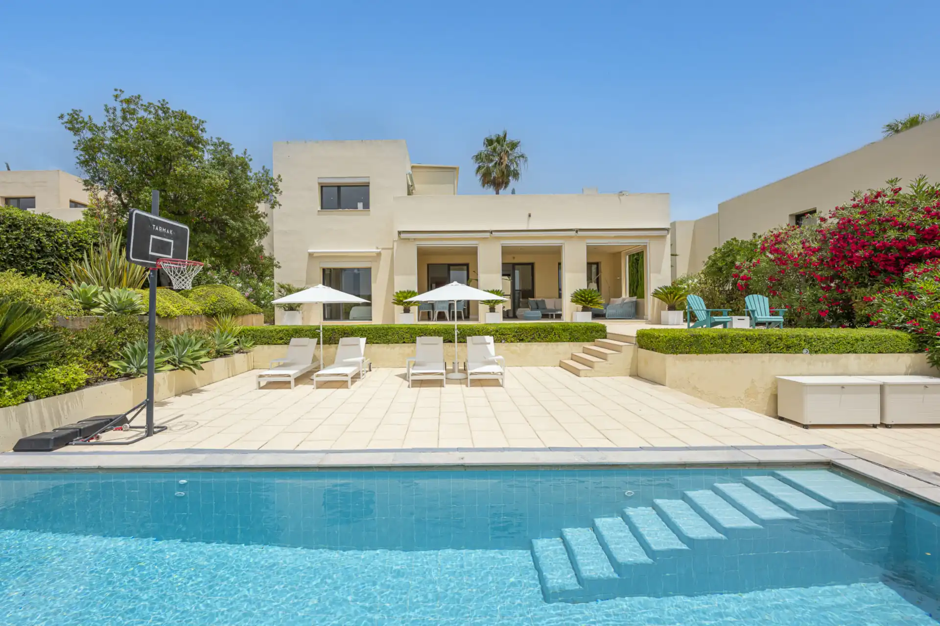 Villa contemporánea en Las Cimas, Sotogrande Alto, vista desde la piscina y el jardín en terrazas