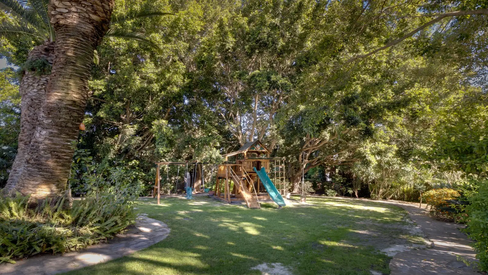 Garden with Tree House and luscious mature trees