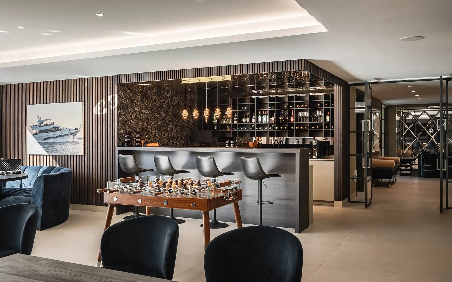 Comedor diáfano de lujo con barra, cocina y zona de estar