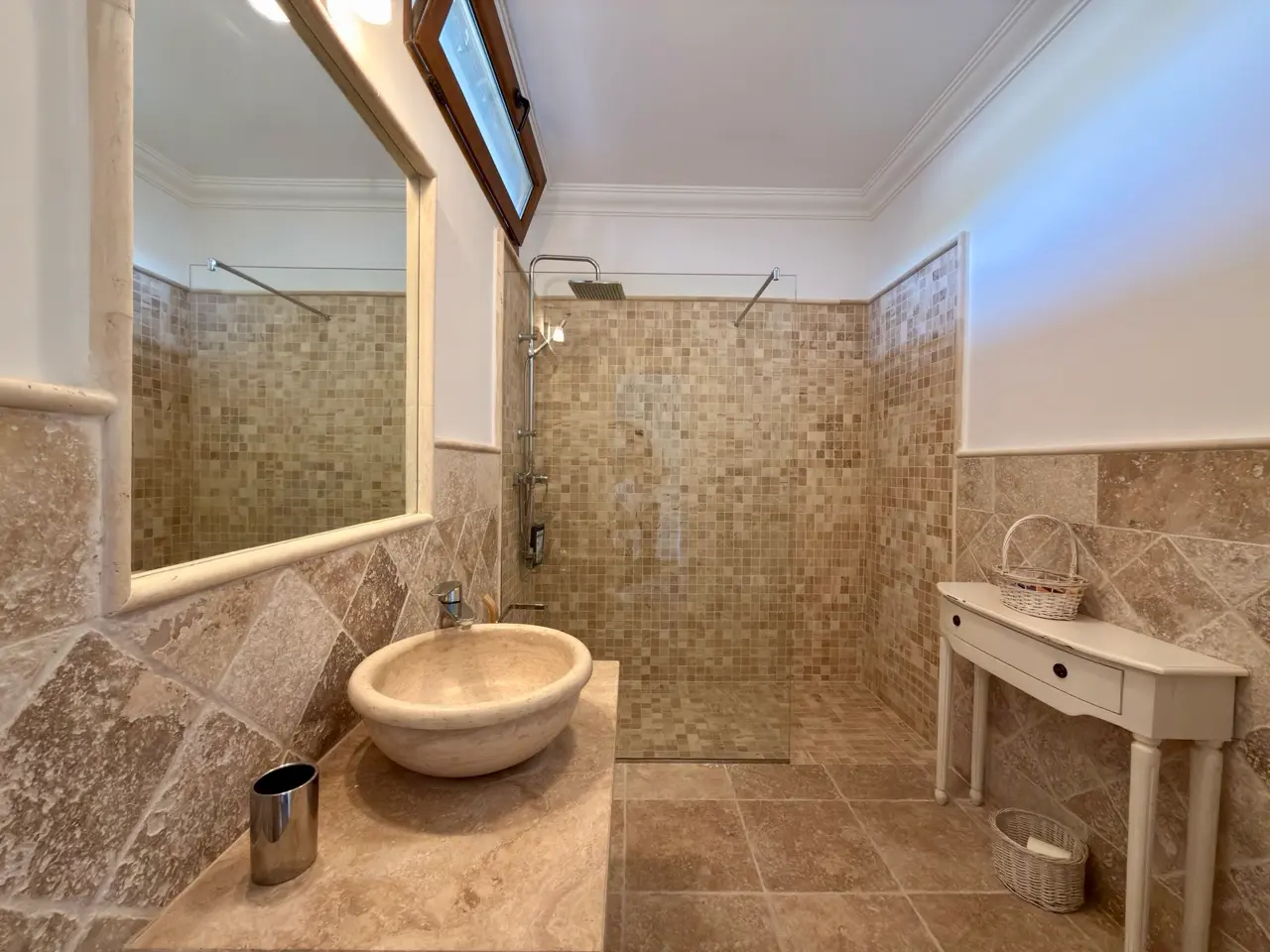 Bathroom with round basin, walk-in shower and tiled feature wall