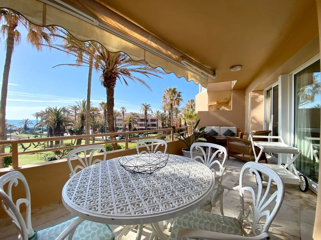 Terraza cubierta con comedor exterior y vistas a primera línea de playa en Paseo del Mar