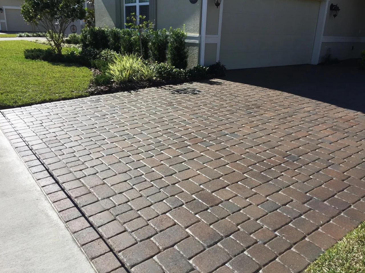 Interlocking concrete paver driveway showing high-quality joints and patterns Interlocking concrete paver driveway showing high-quality joints and patterns