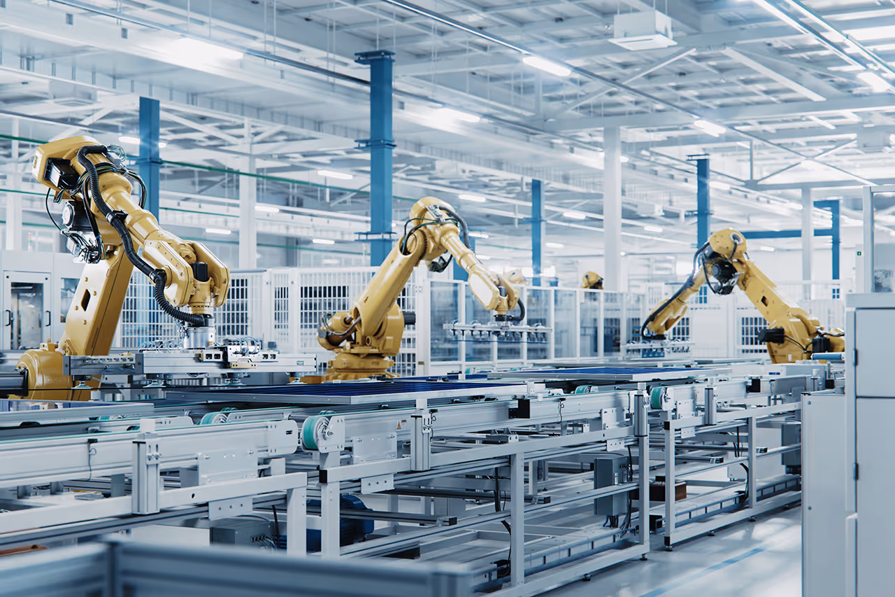 Industrieroboterarme arbeiten auf Förderbändern in einer modernen Fabrikhalle bei Sulzer.