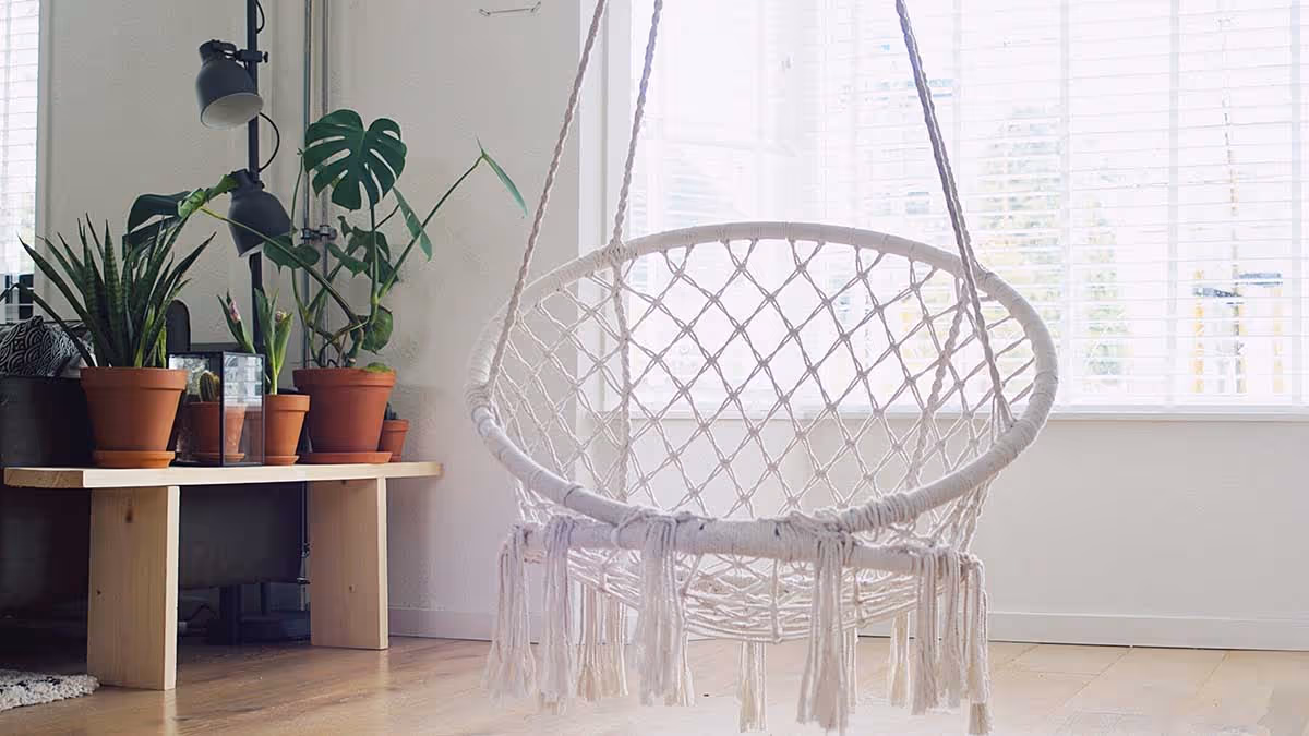 Gezellige woonkamer met hangstoel