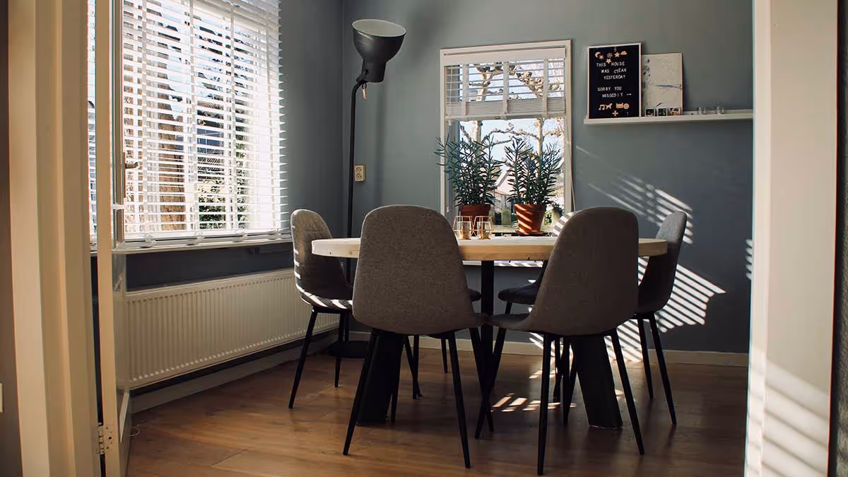 Woonkamer met eettafel