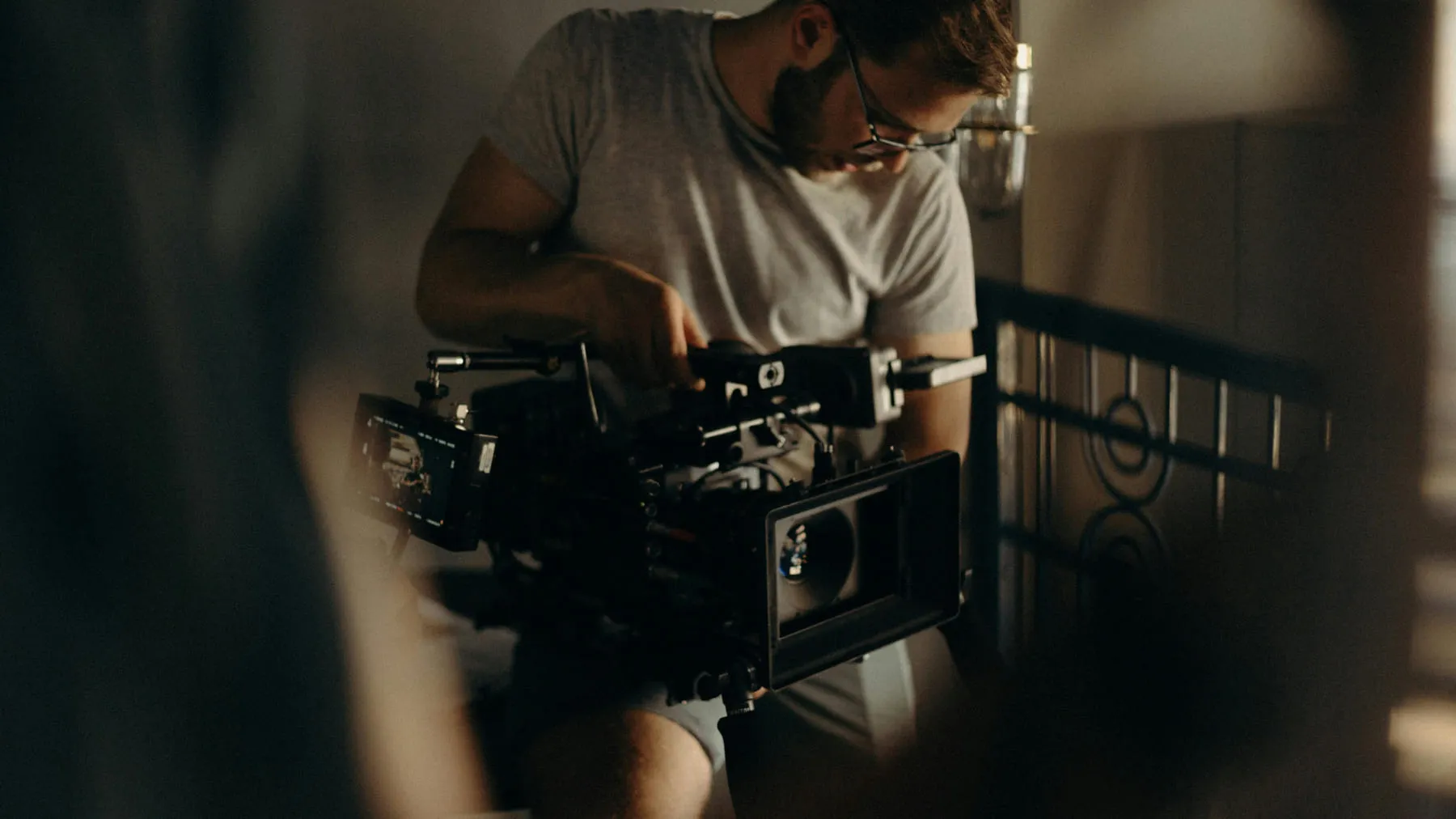 Comparer une agence de production audiovisuelle à Paris ou en France demande de vrais critères. Portfolio, tarifs, production : notre guide de sélection objectif.