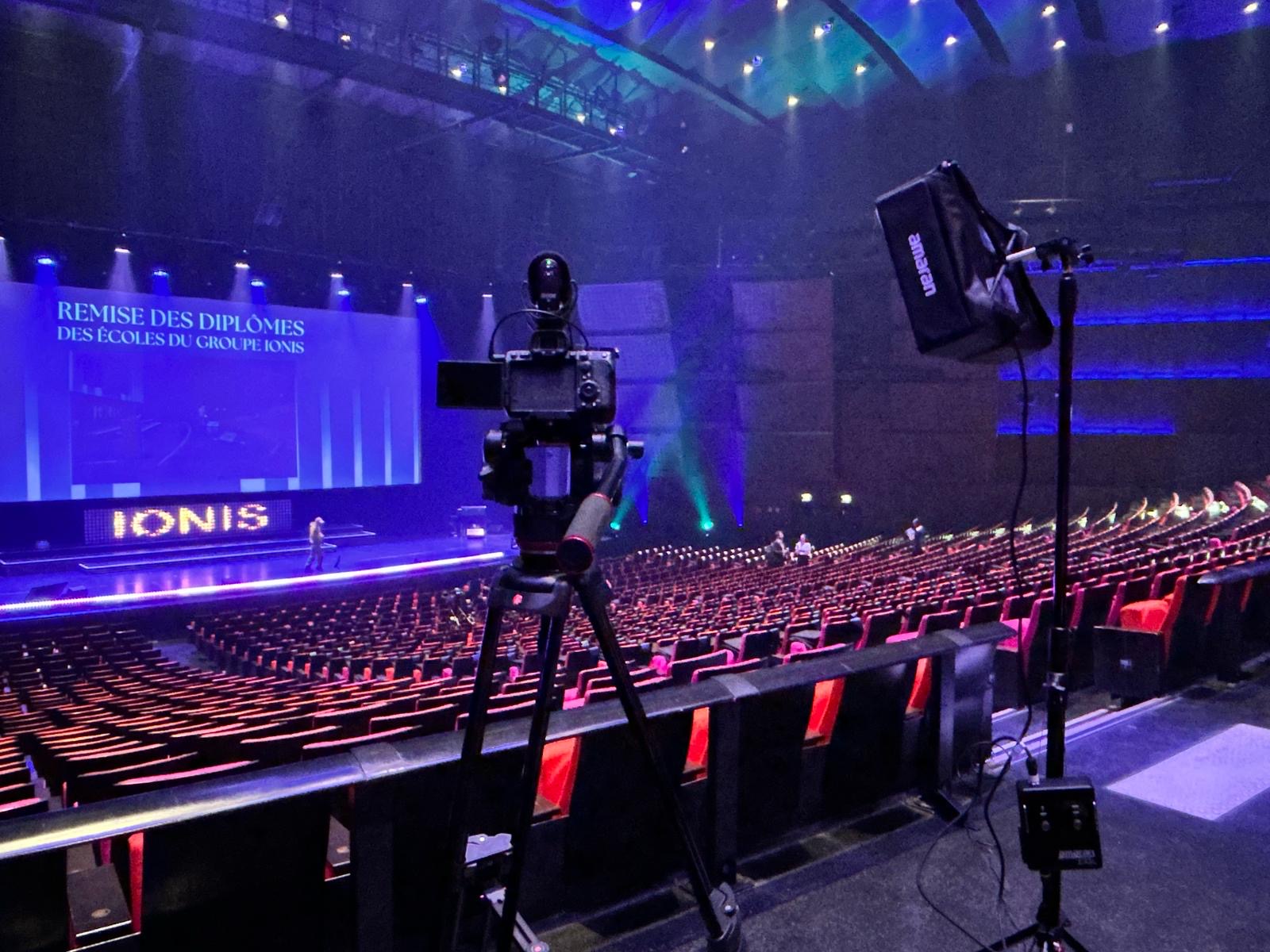 Caméras installées pour la captation d'un événement en salle de conférence