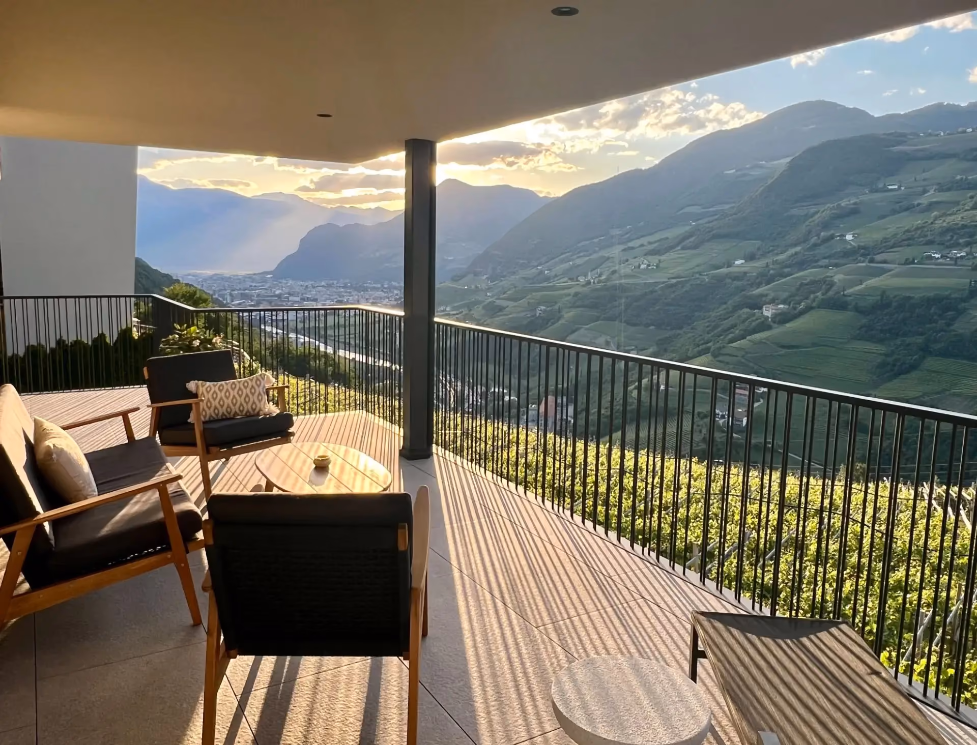 Terrasse mit Sitzecke im Abendlicht