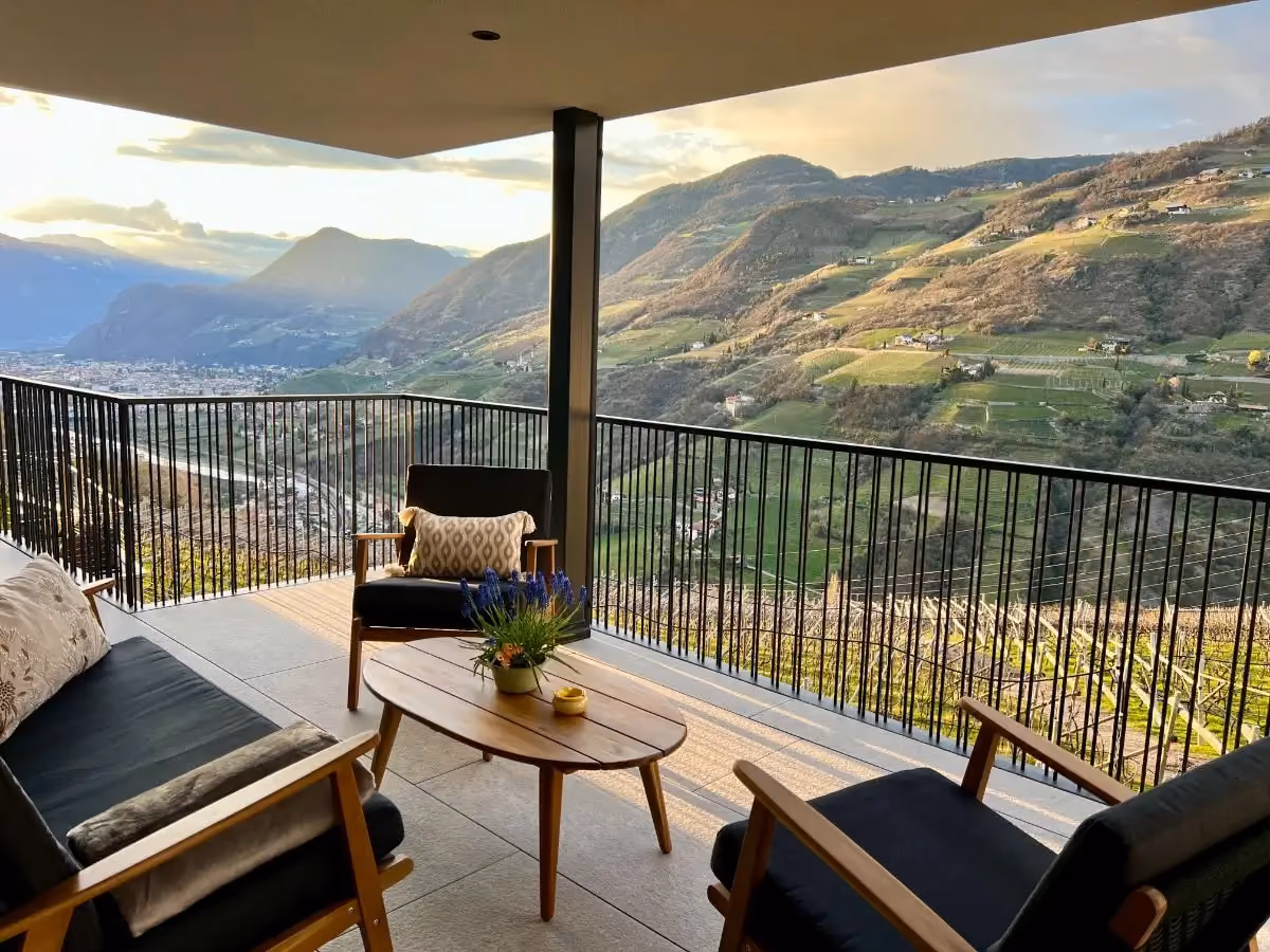 Schlafzimmer Vinea Guesthouse Karneid – gemütliches Bett Ferienwohnung Eggental