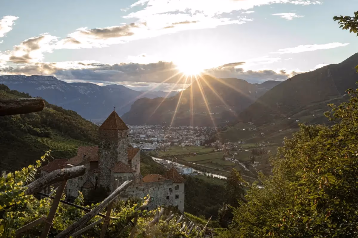 Kardaun Schloss Abendstimmung Eggental Südtirol – Ausflugsziel Dolomiten nahe Karneid
