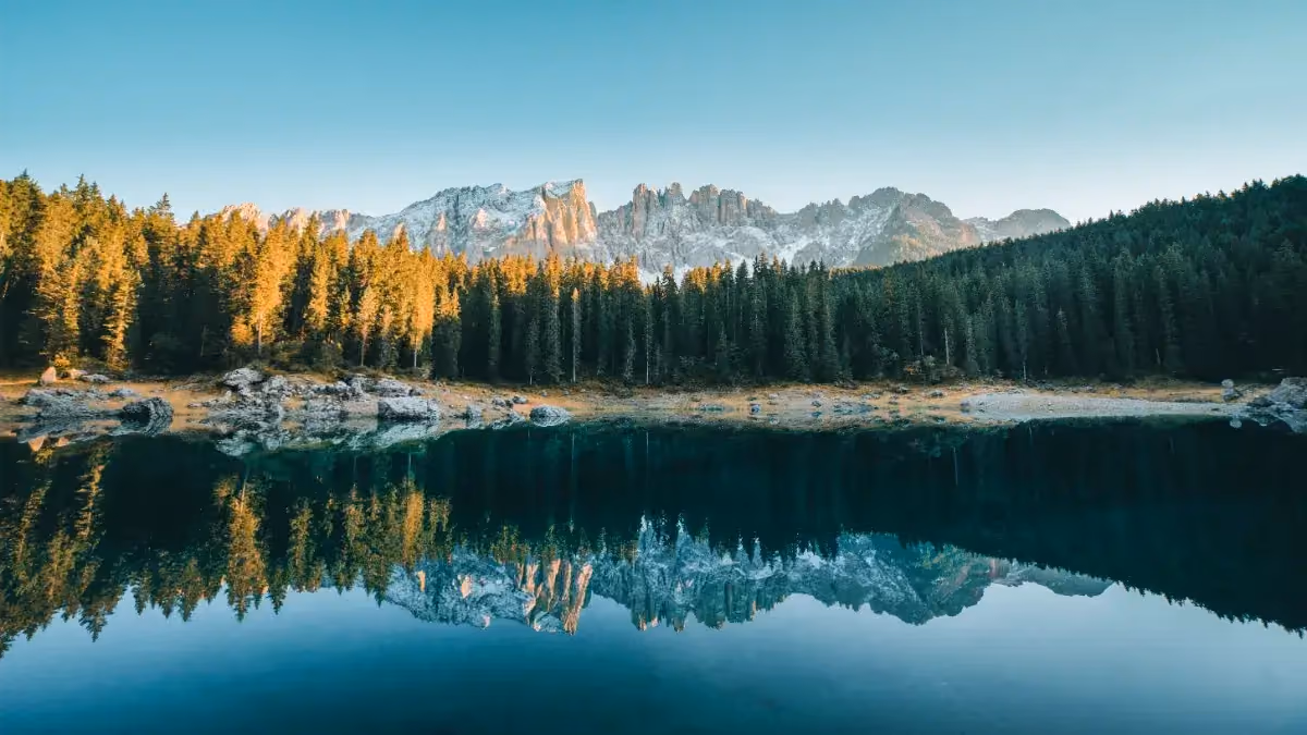 Karersee im Herbst Eggental Südtirol – Herbstfarben Dolomiten nahe Karneid Bozen