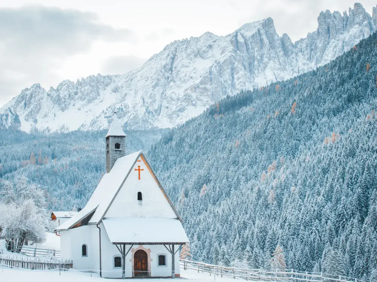 Sebastianskirche Carezza Dolomiten – Sehenswürdigkeit Eggental Südtirol nahe Karneid