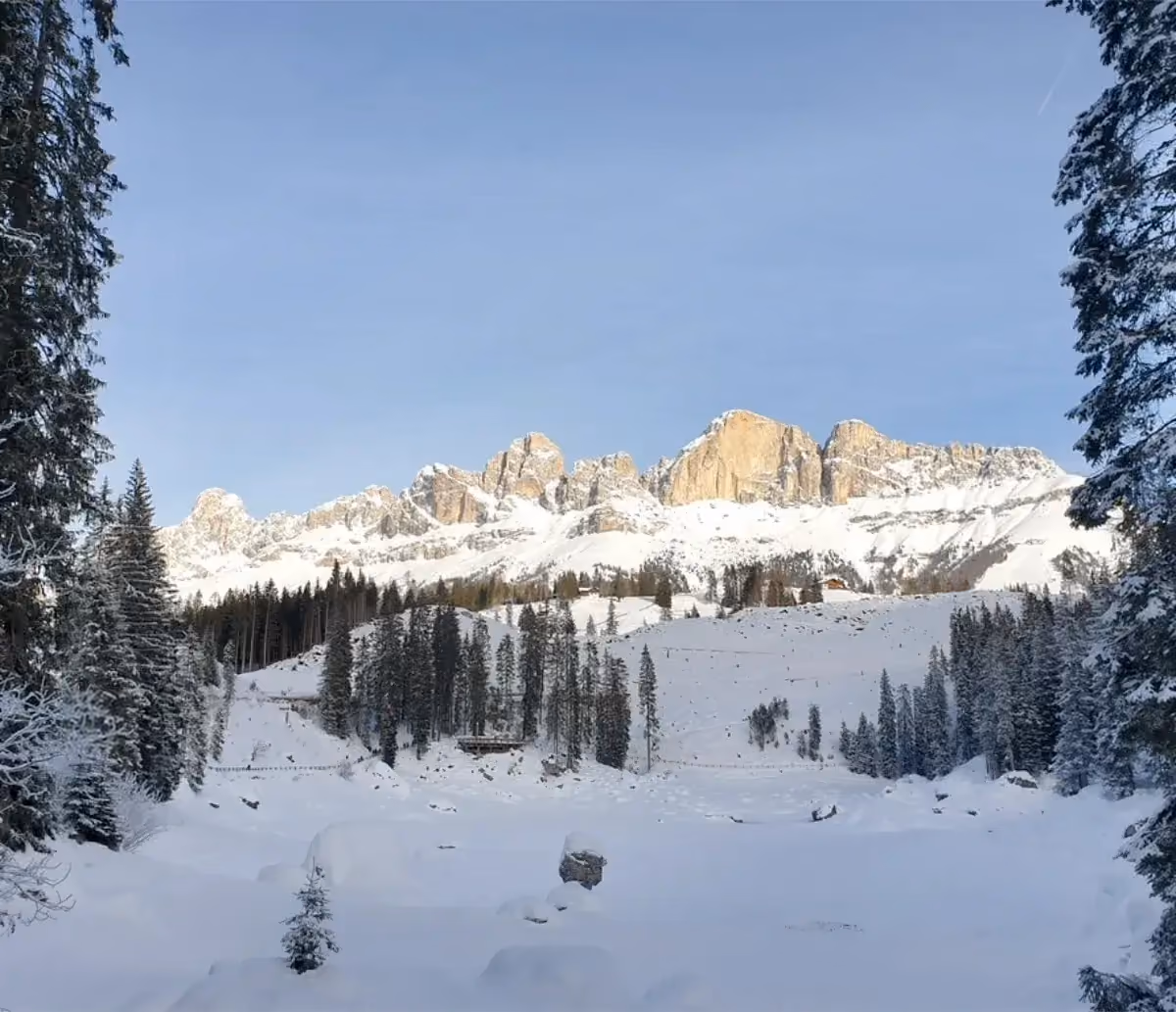 Schneebedeckte Dolomiten im Winter