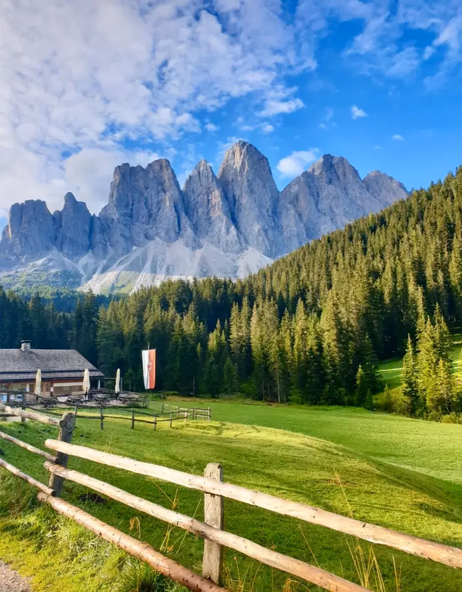 Geislergruppe in den Dolomiten mit Almwiesen