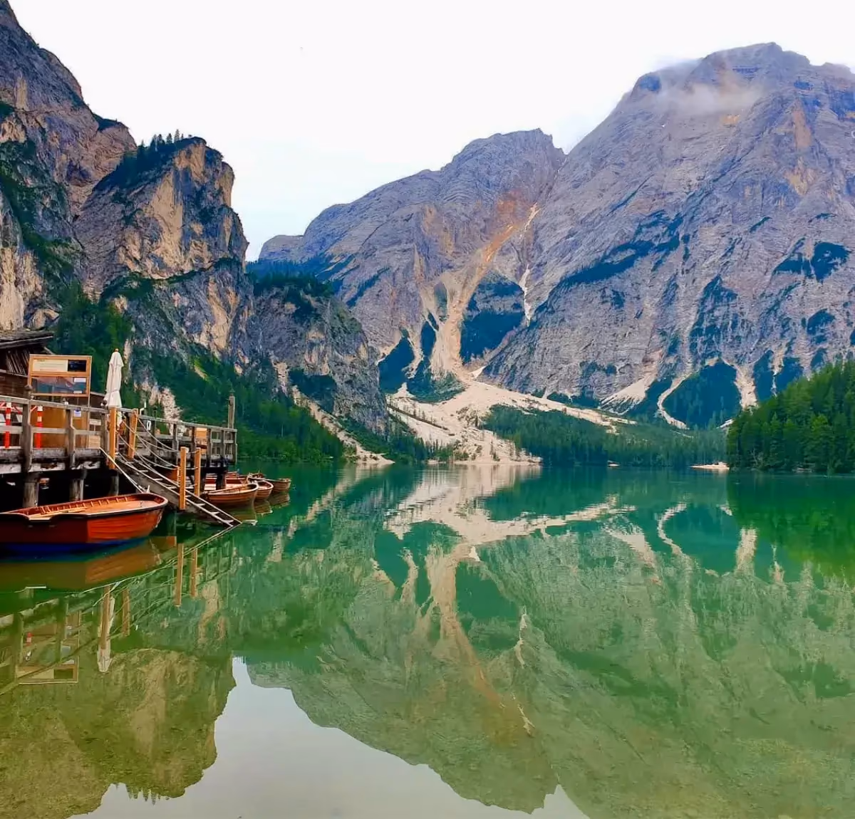 Pragser Wildsee mit Ruderbooten