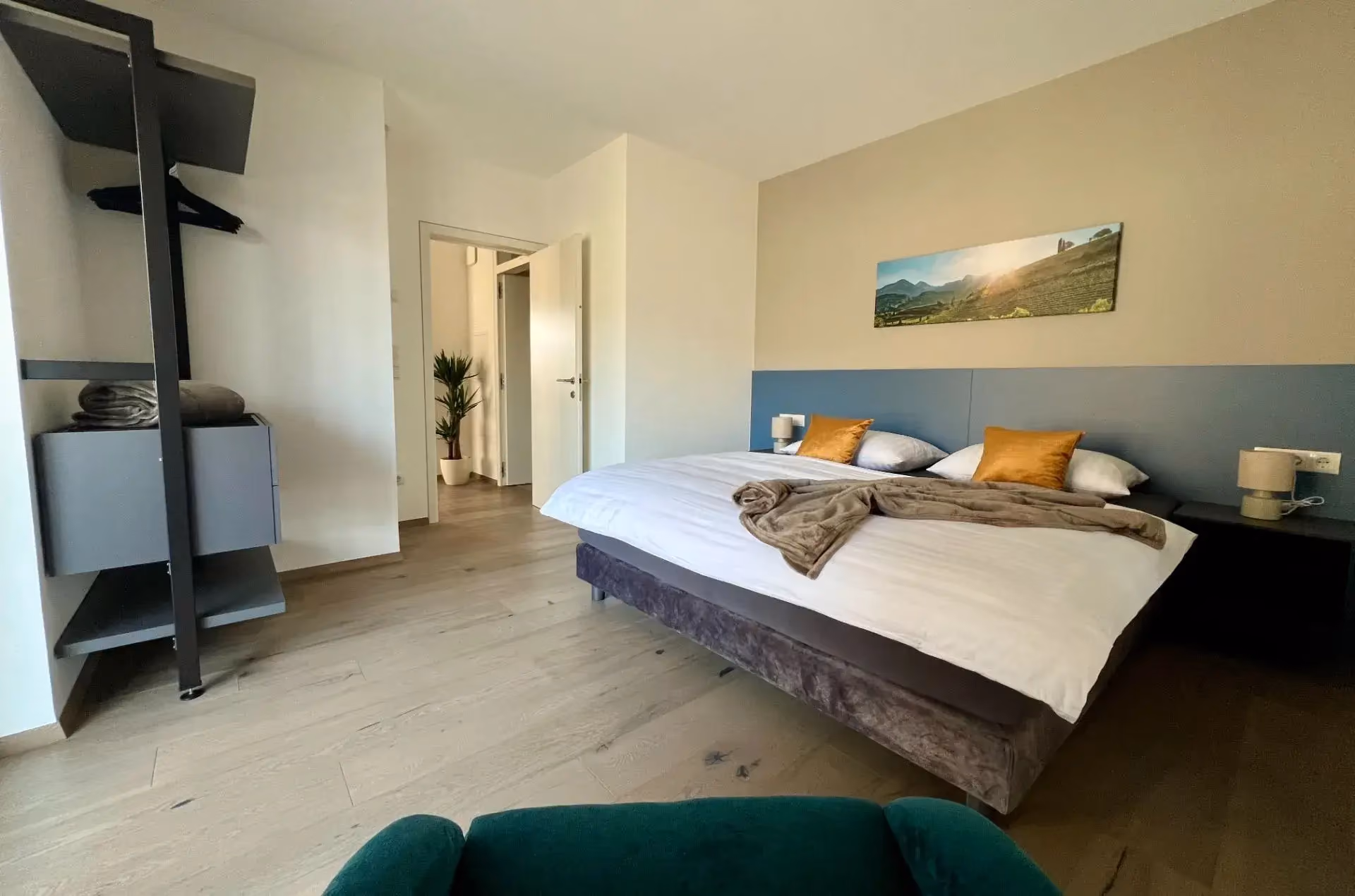 Helles Schlafzimmer mit Doppelbett