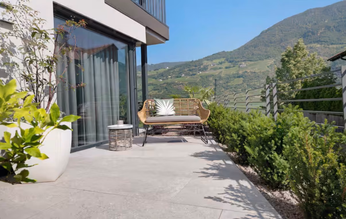 Gartenterrasse mit Sitzbank und Pflanzen