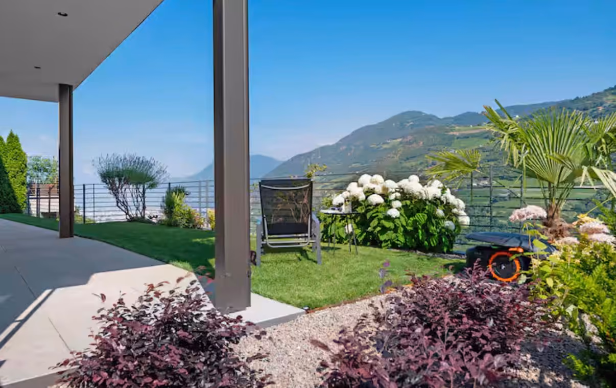 Garten mit Hortensien und Bergblick