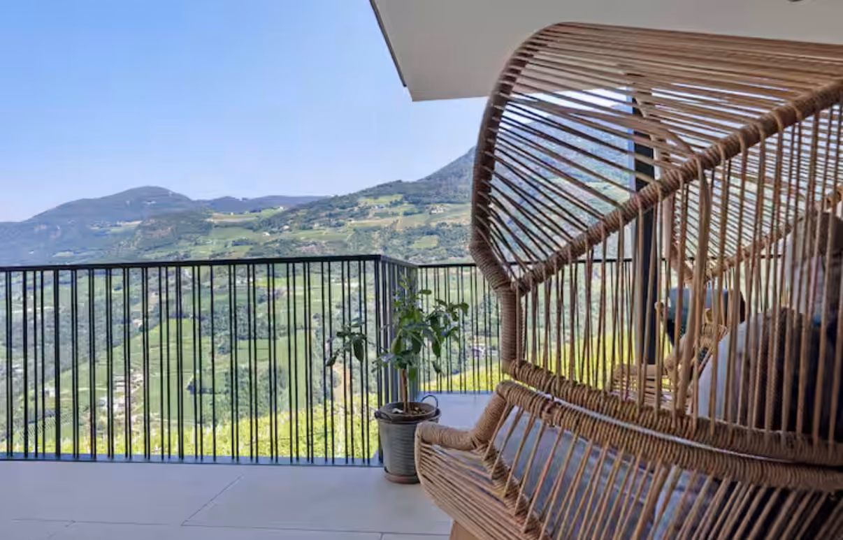 Hängesessel auf dem Balkon mit Blick ins Tal