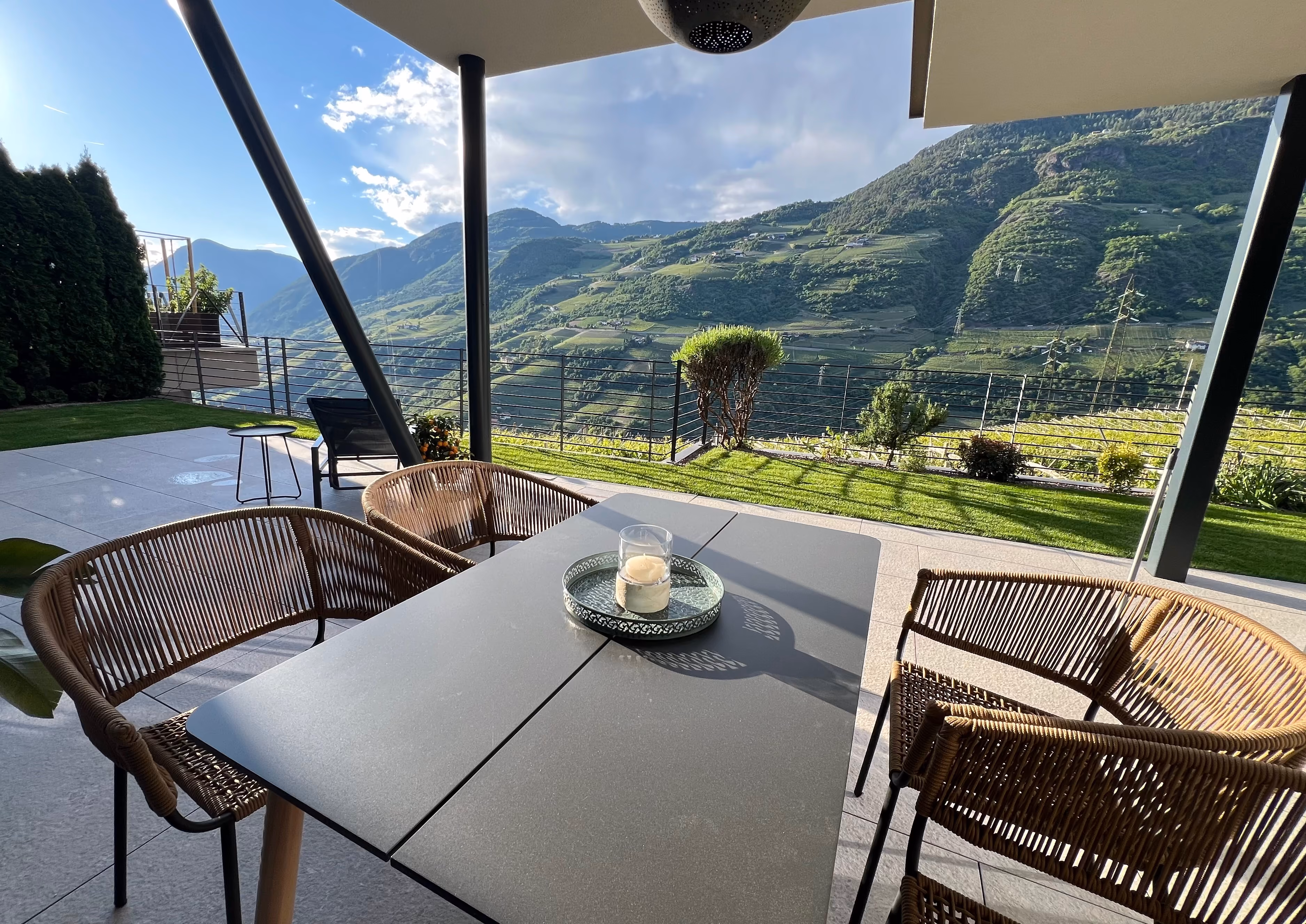 Terrasse mit Esstisch und Blick auf die Weinberge