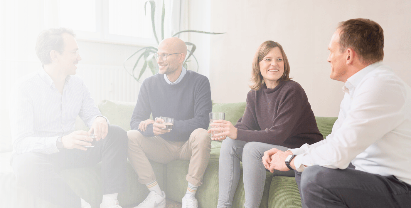 Farbverlauf transparent auf einem Bild von vier Personen von loyos bi, die auf der Couch sitzen