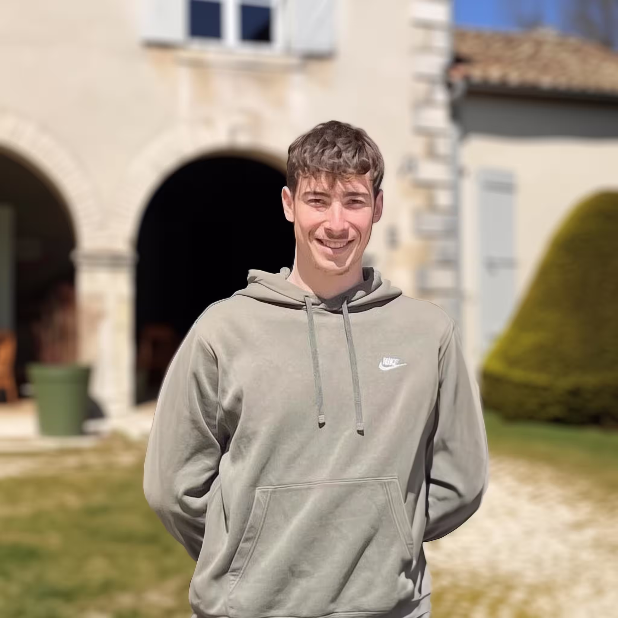 Portrait de Rémi, cogérant du Bistrot des Arceaux, en charge du service en salle et de l’accueil des clients.