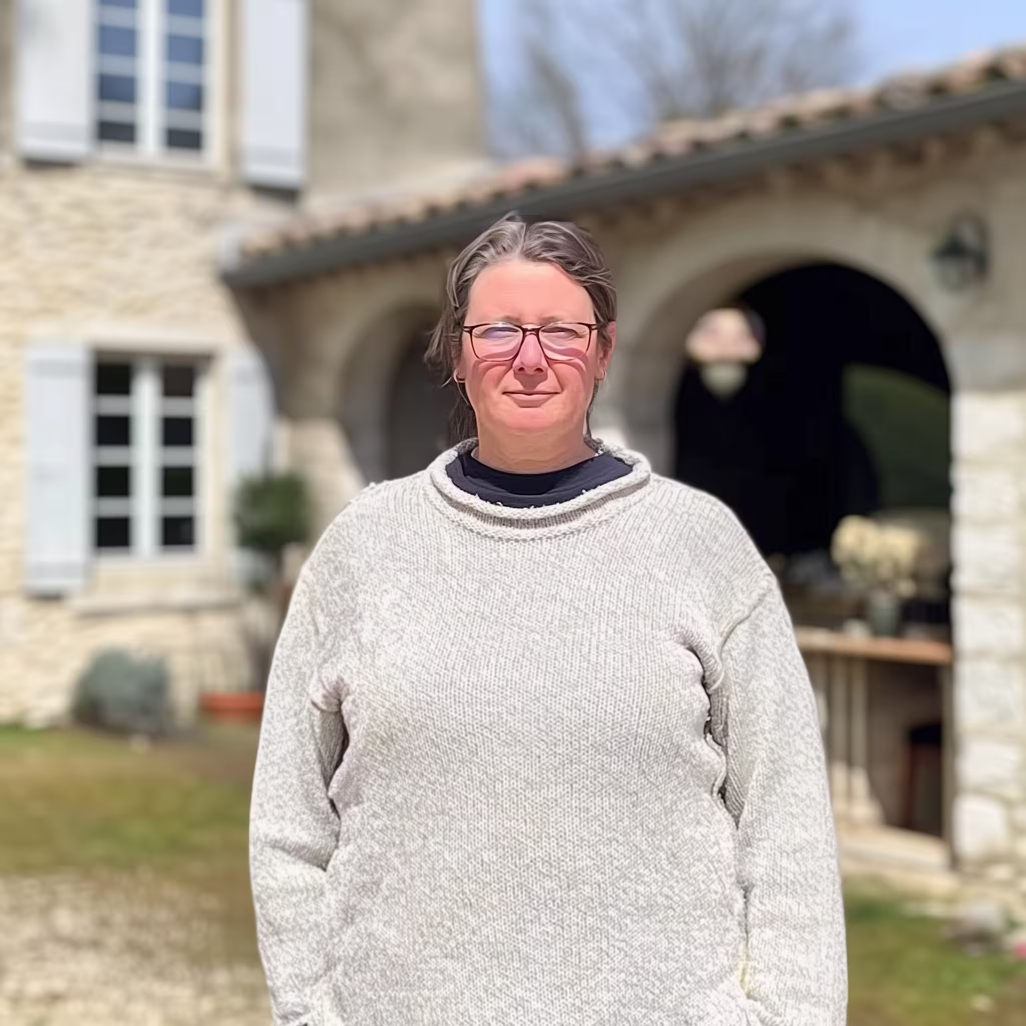 Portrait de Sandrine, cogérante du Bistrot des Arceaux, responsable de l’accueil et du confort des chambres.