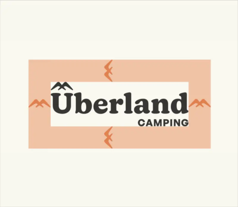 Logo von Überland Camping mit stilisiertem Bergmotiv über dem Buchstaben U.