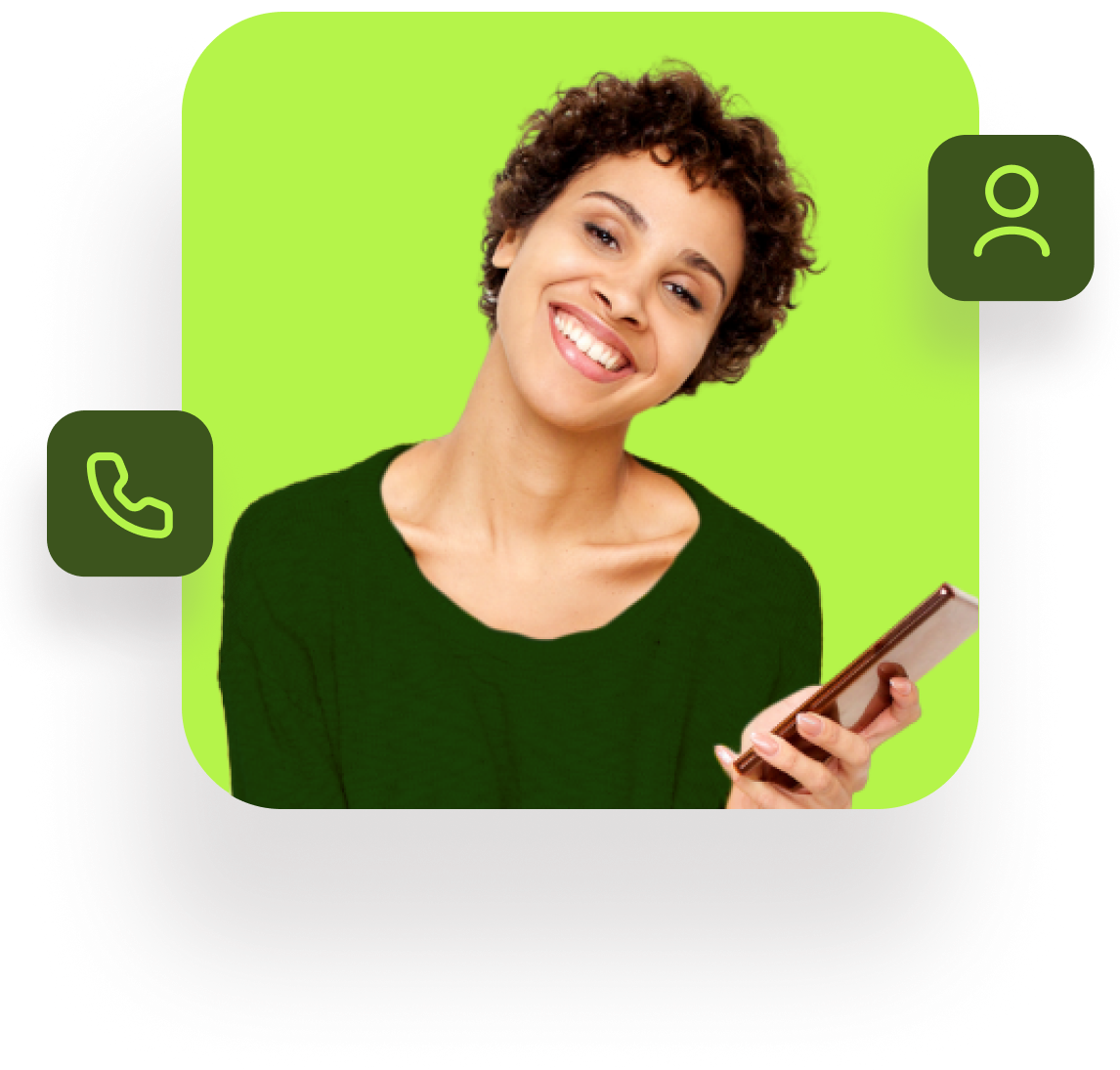 Lächelnde Frau mit lockigem Haar in grünem Pullover hält ein Smartphone vor grünem Hintergrund.