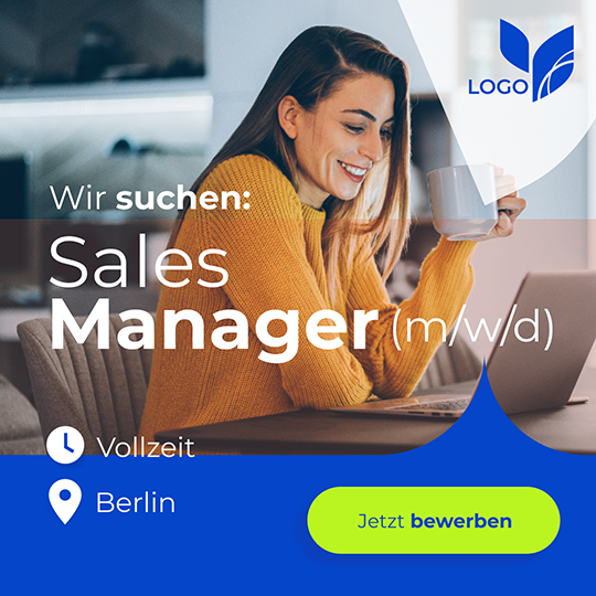 Junge Frau in orangem Pullover hält eine Tasse und arbeitet an einem Laptop, Text: Wir suchen Sales Manager (m/w/d), Vollzeit, Berlin, Button Jetzt bewerben.