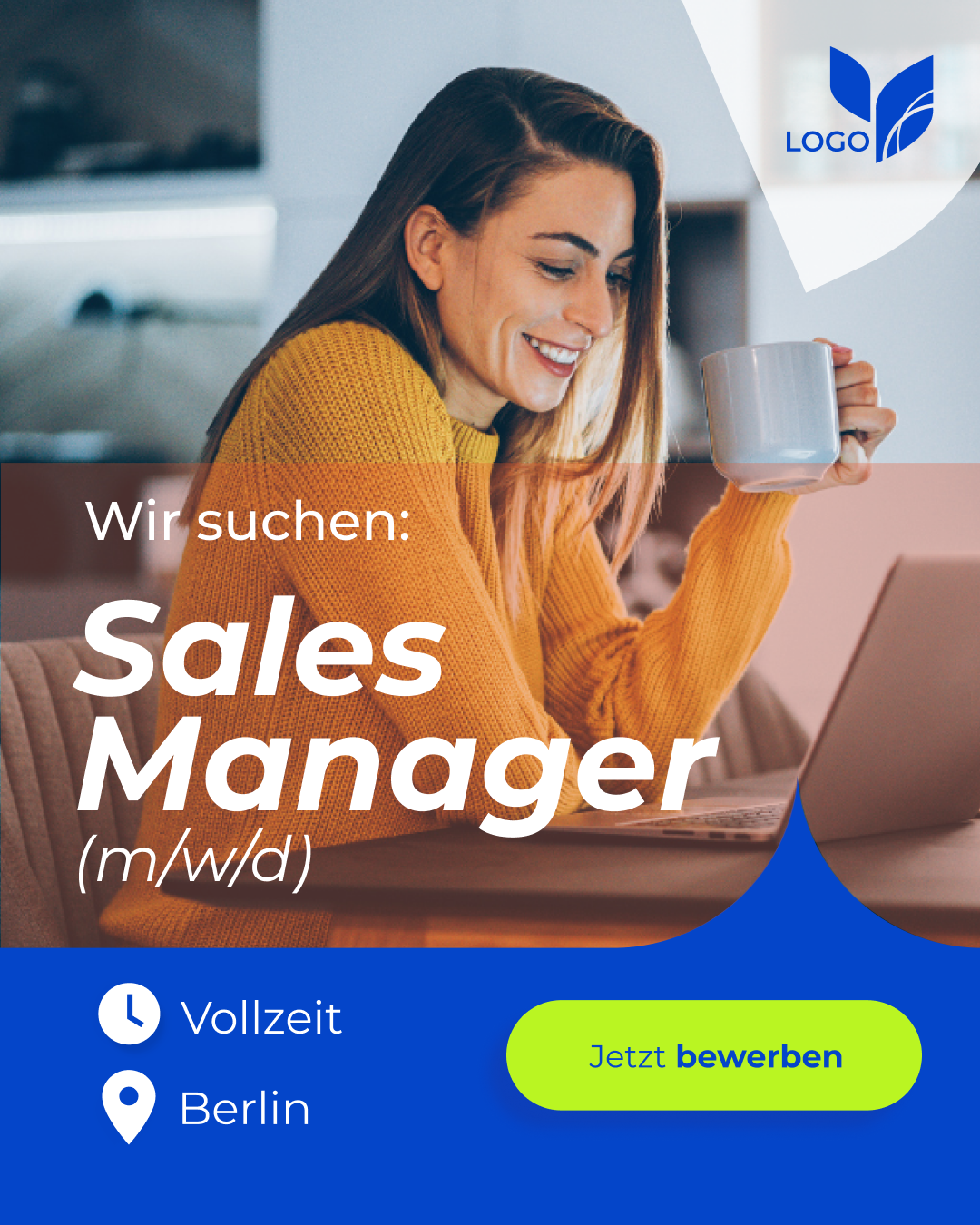 Junge Frau in orangem Pullover hält eine Tasse und arbeitet an einem Laptop, Text: Wir suchen Sales Manager (m/w/d), Vollzeit, Berlin, Button Jetzt bewerben.