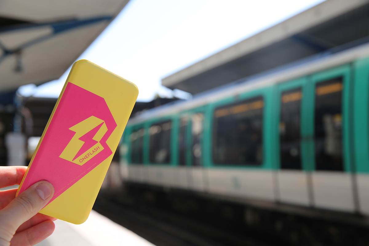 Batterie OneFlash devant métro RATP
