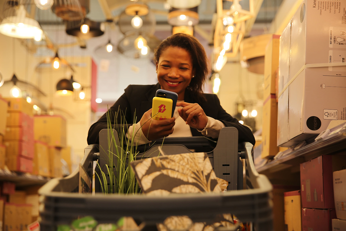 Cliente utilise smartphone en magasin