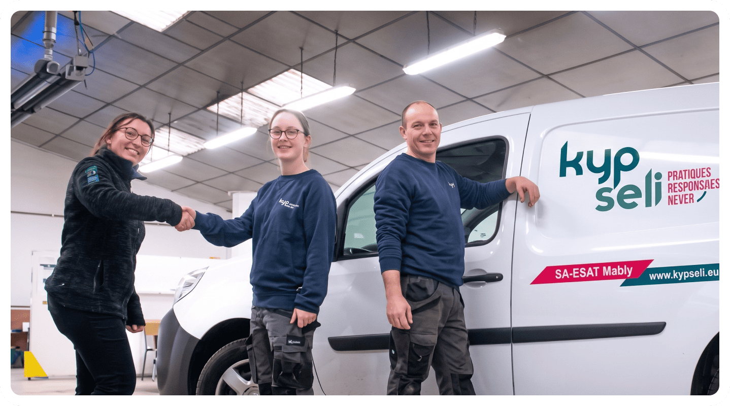 Équipe OneFlash et partenaire ESAT travaillant au reconditionnement des batteries