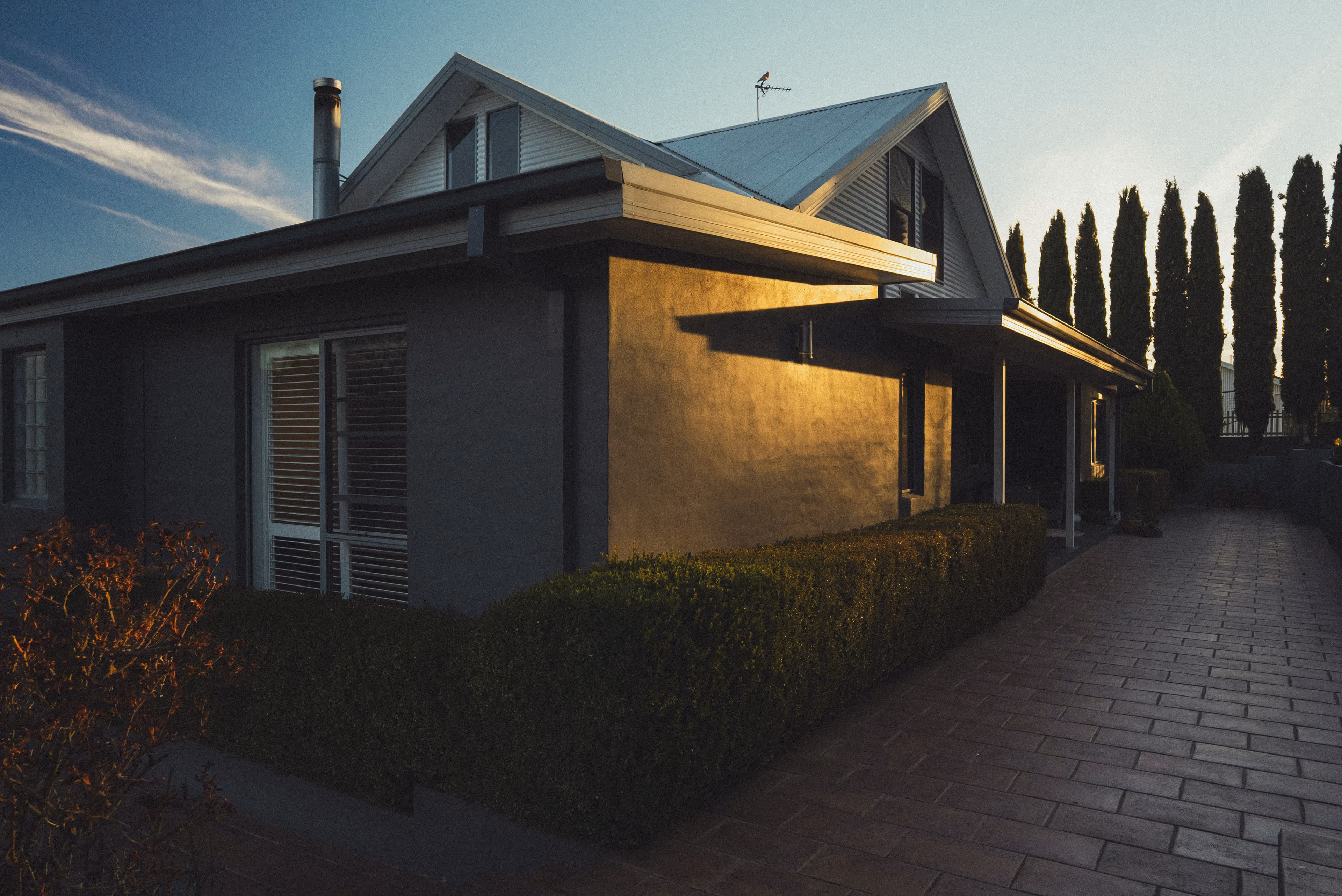 Yiramir romantic country riverfront rental accommodation retreat with fireplace on the Tumut River