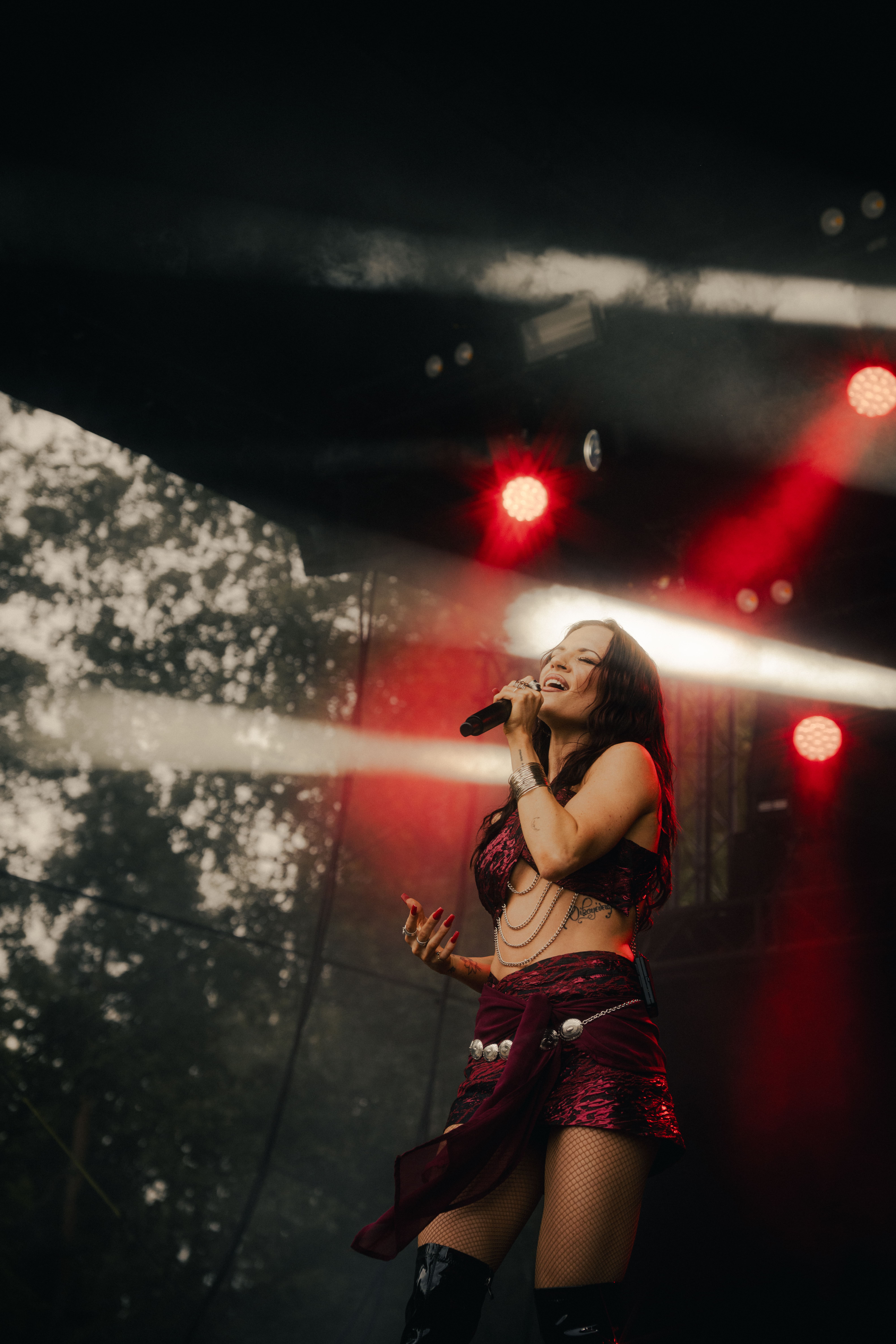 Picture of a singer singing high notes