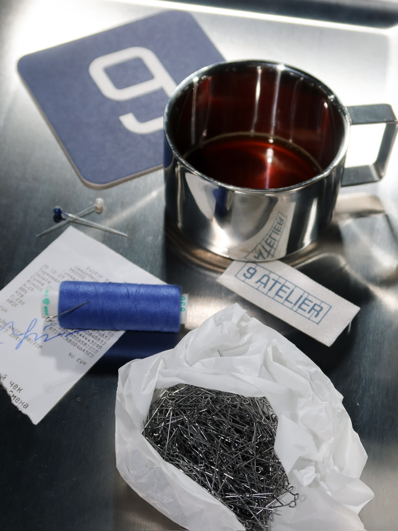 Модель в шелковом шифоновом кейпе бежевого оттенка — 9ATELIER, Краснодар
