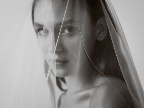 Черно-белый портрет модели с полупрозрачной вуалью — фотосессия 9ATELIER, Краснодар