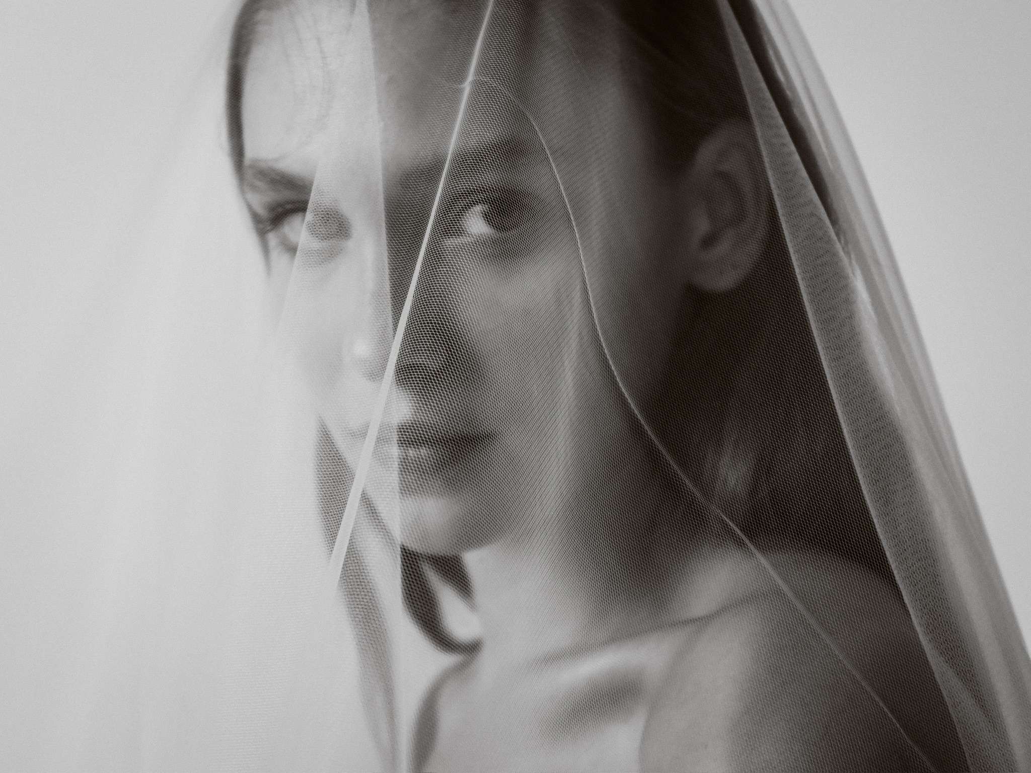 Черно-белый портрет модели с полупрозрачной вуалью — фотосессия 9ATELIER, Краснодар
