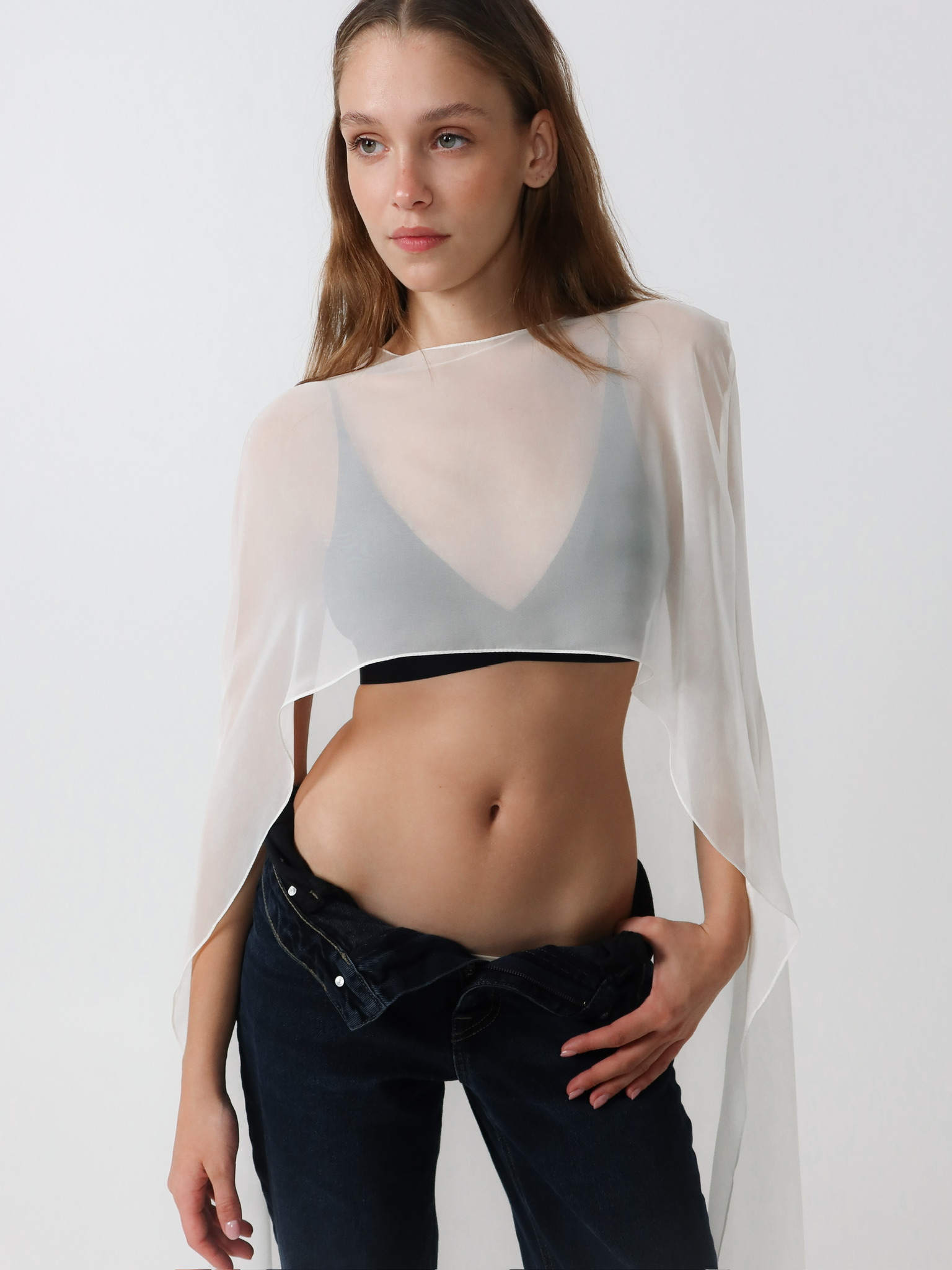 Молодая женщина в белом шифоновом топе и черном корсете — стиль 9ATELIER
