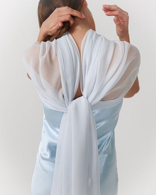 Модель с длинными волосами в атласном голубом платье — премиальное ателье 9ATELIER