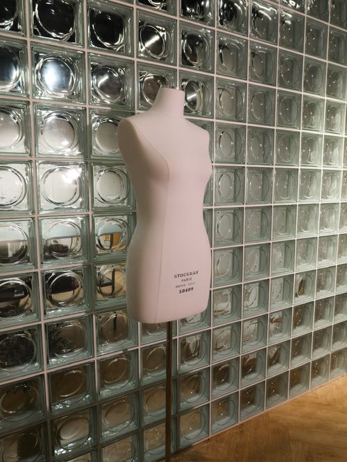 Манекен с бежевым платьем на деревянном полу — мастерская 9ATELIER в Краснодаре