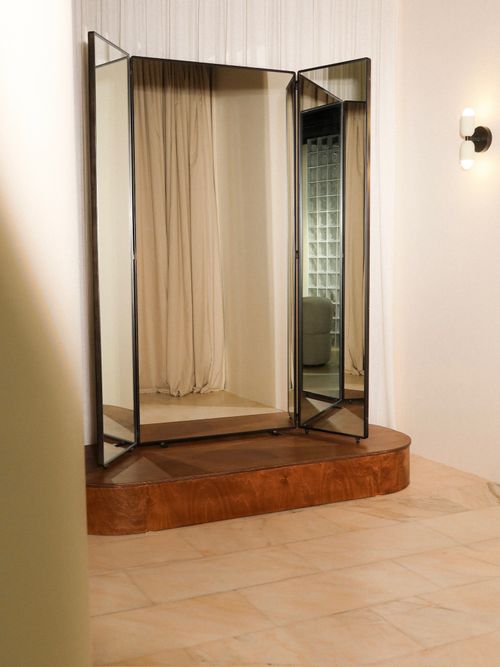 Золотистый кейп из органзы в сочетании с минималистичным платьем — коллекция 9ATELIER 2025