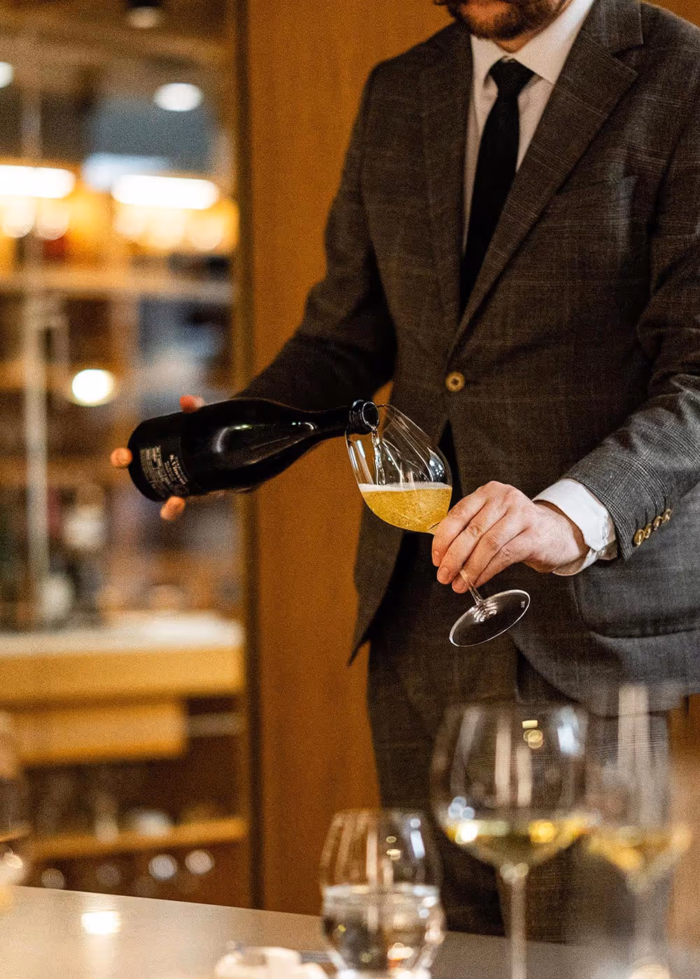 Tjener skænker champagne 