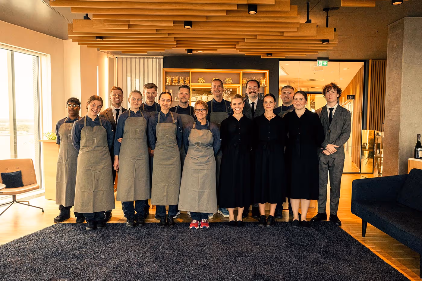 Et billede af Syttende-teamet samlet i bygningen.