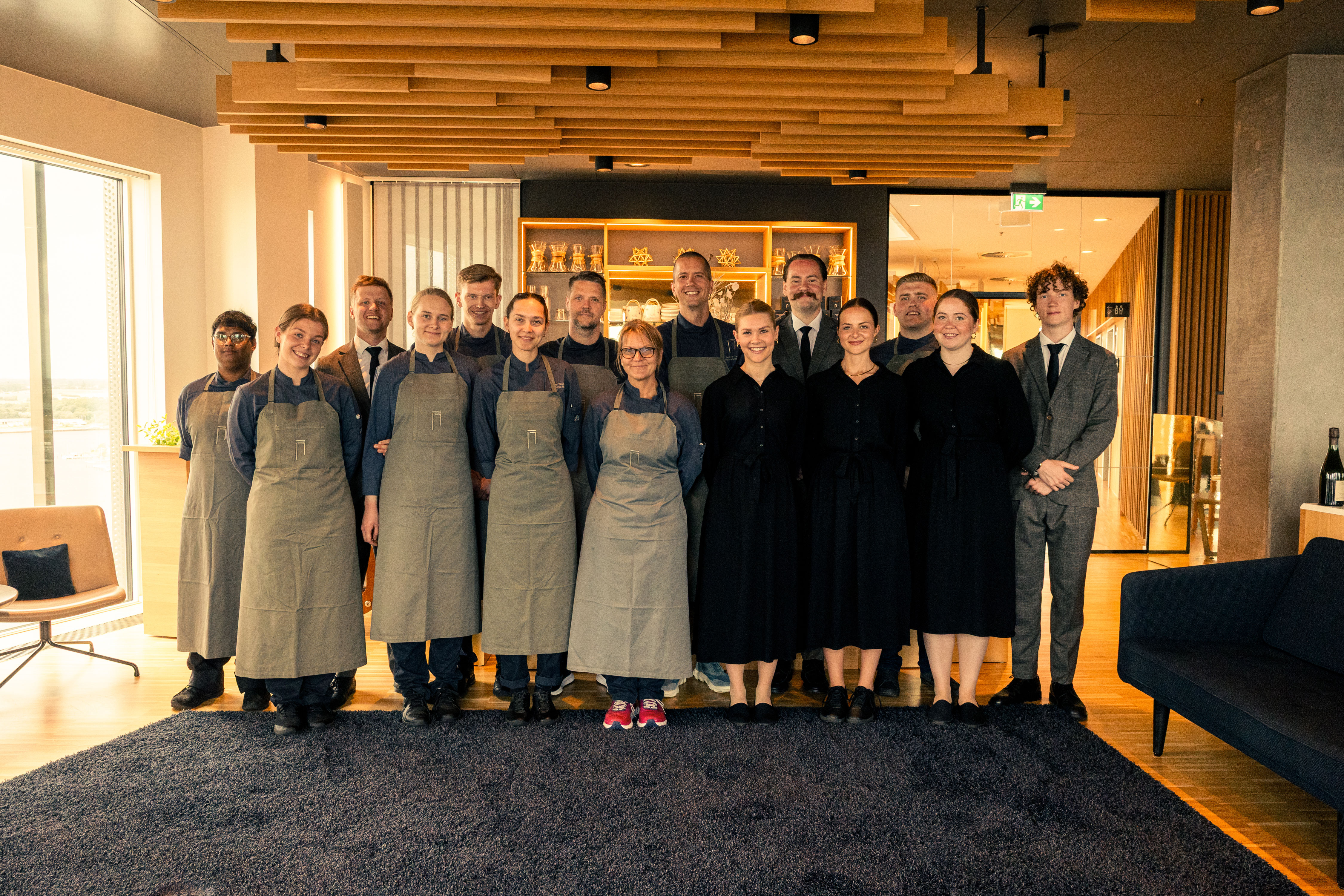 Et billede af Syttende-teamet samlet i bygningen.