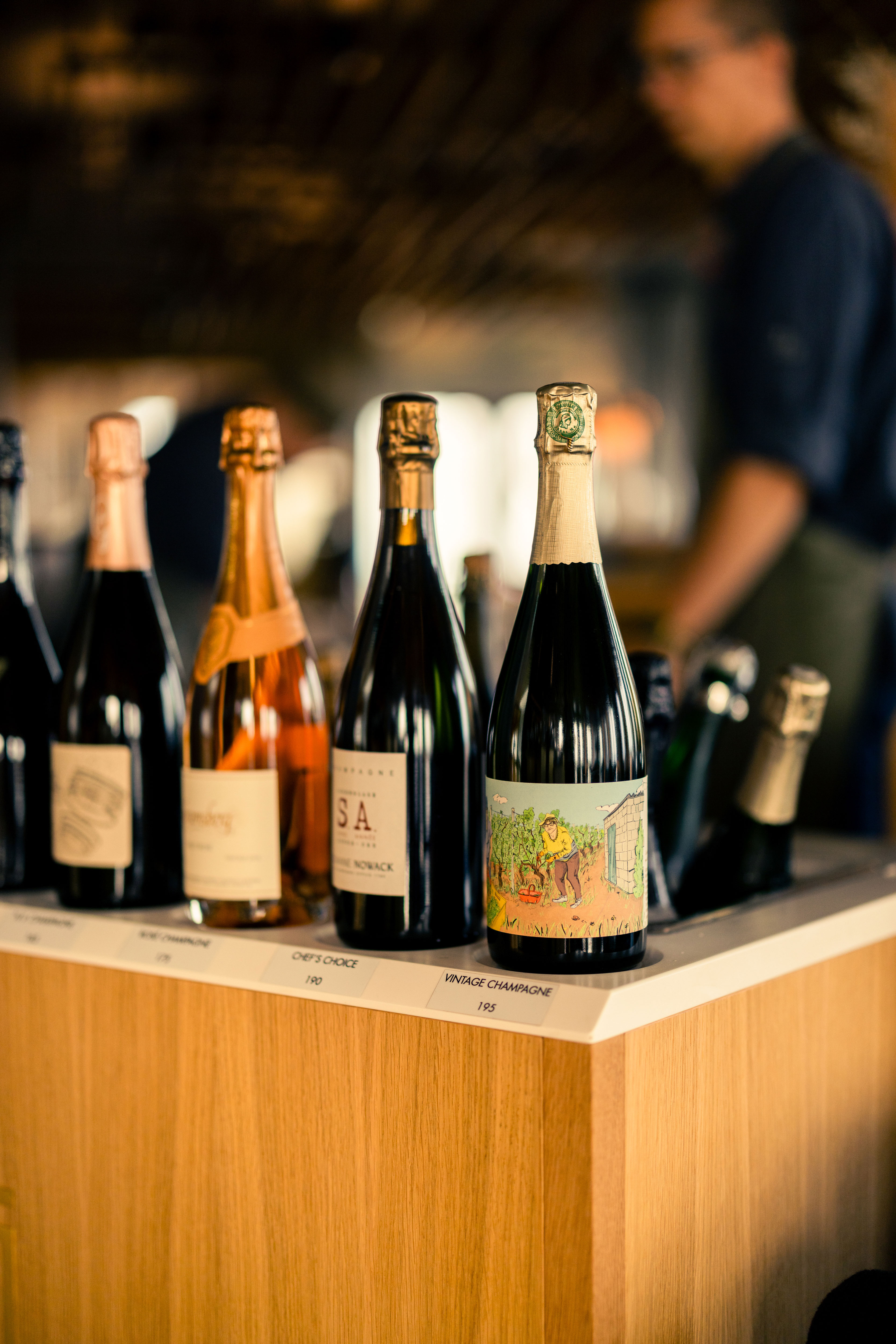 Der ses "apertifvognen" med vine stablet ovenpå, mens kokken Peter Rødsgaard er synlig i baggrunden.