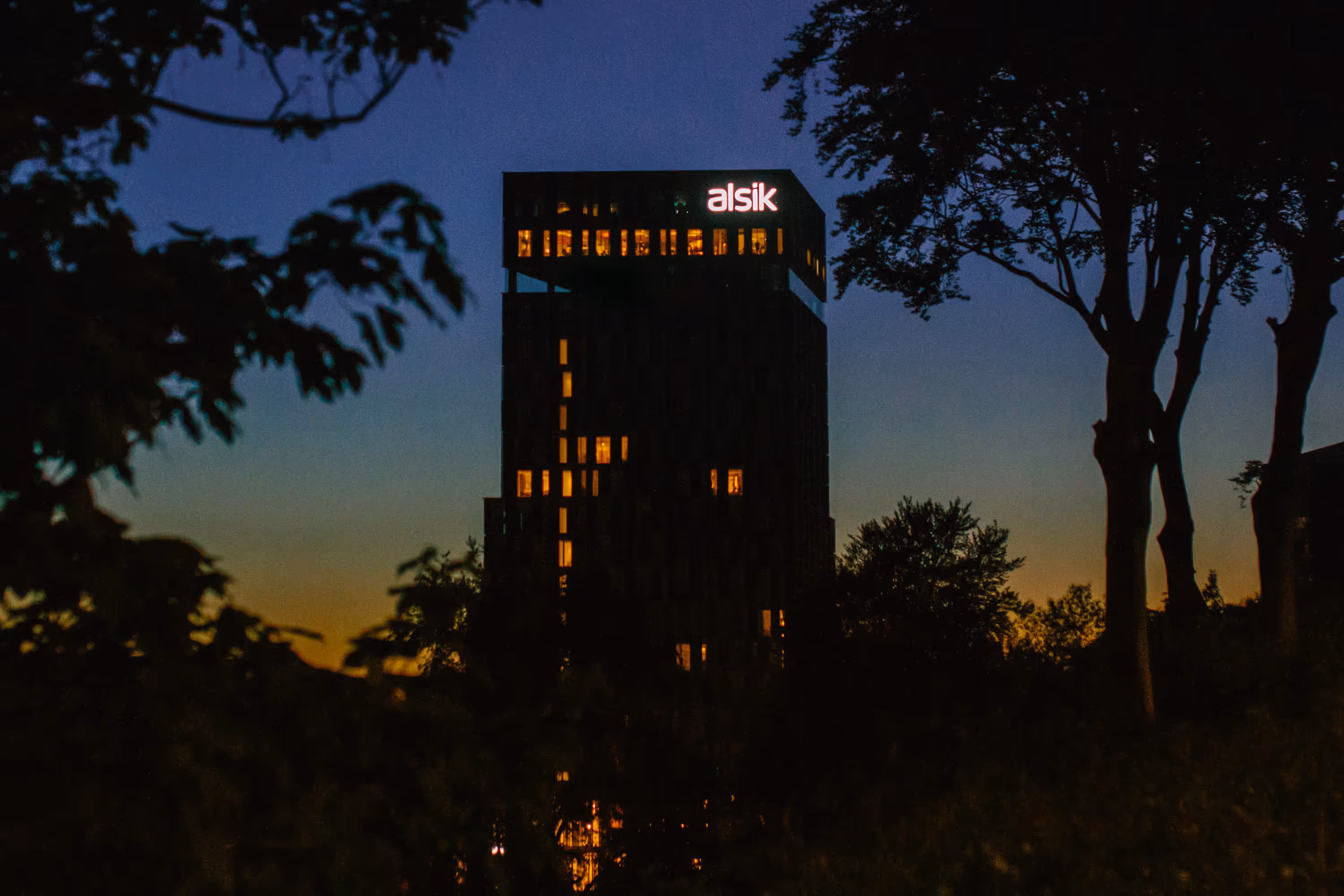 Alsik-tårnet ses i solnedgangens lys - Syttendes etage er belyst af varme toner, som står i stærk kontrast med førnævnte solnedgang.